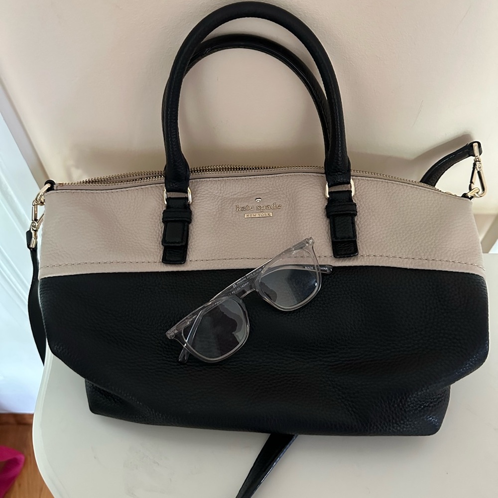 💋 Kate Spade black and cream pebbled leather crossbody.